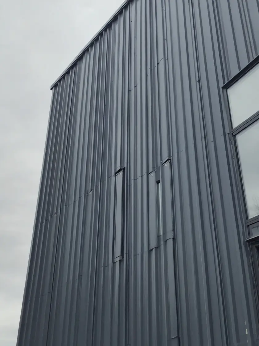 Cladding spraying: tall elevation