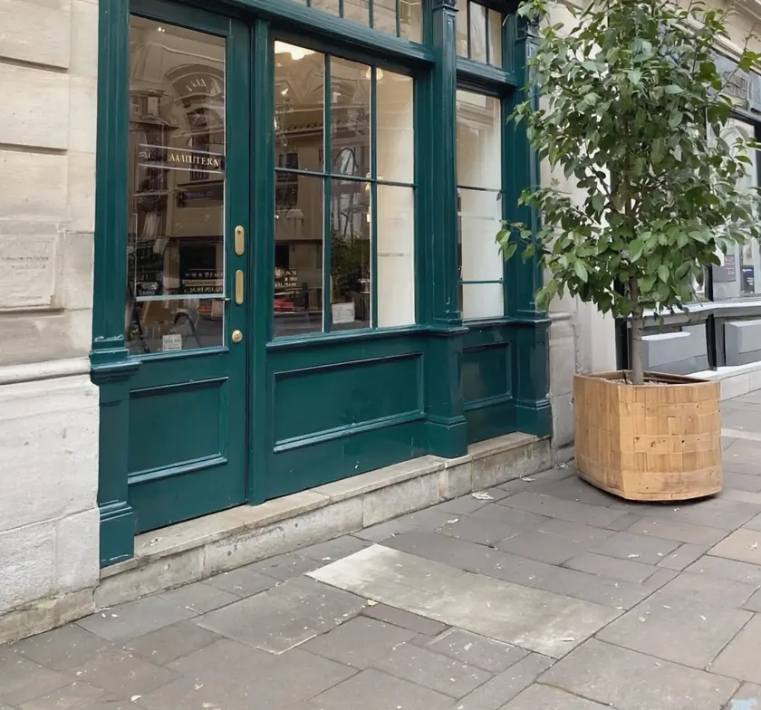 Shop front spraying: cafe frontage